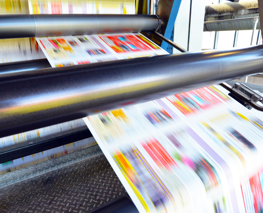 Rollenoffset Druckmaschine in einer Druckerei - Produktion von Zeitungen // Roll offset printing machine in a printing plant - production of newspapers